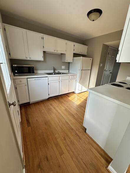 kitchen - 104 Barrington Ln