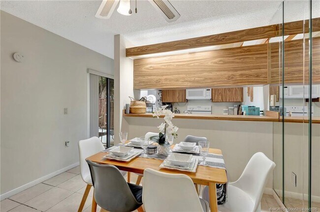 Building Photo - 2930 SW Sunset Trace Cir