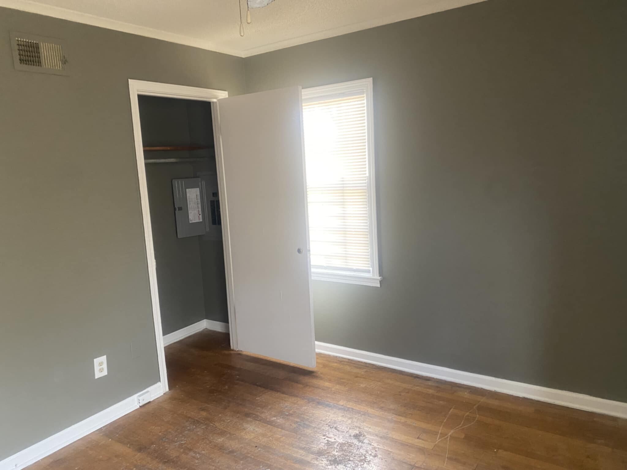 Building Photo - 3064 Cromwell Ave