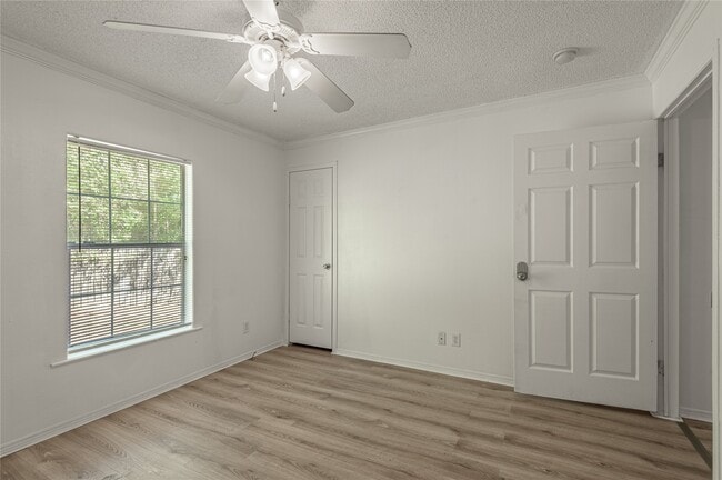 Building Photo - 112 Varsity Dr