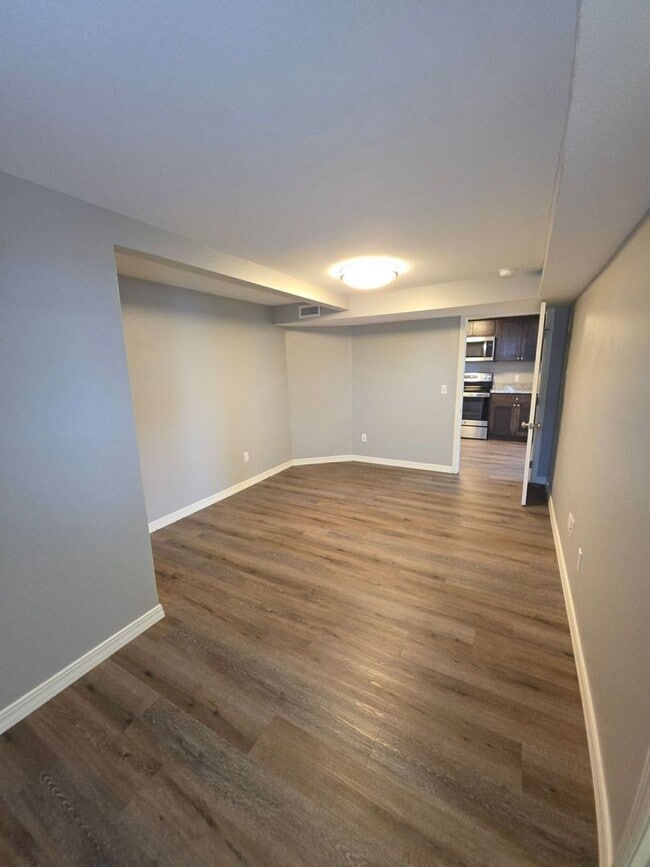 Building Photo - 709 W 13th St