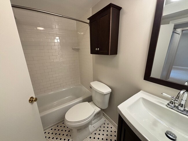 Building Photo - 2705 Fort Dr