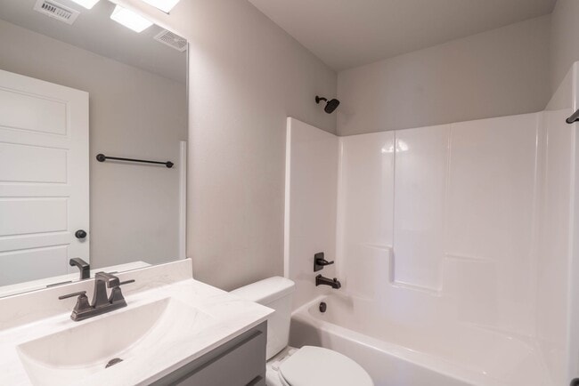 Building Photo - 3 Bed | 2 Bath in Broken Arrow!