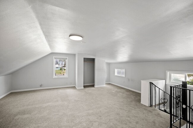 Building Photo - 1504 E Queen Ave