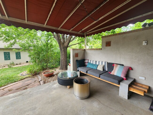 Building Photo - Stunning 3 Bedroom Townhome Tucked Away In...