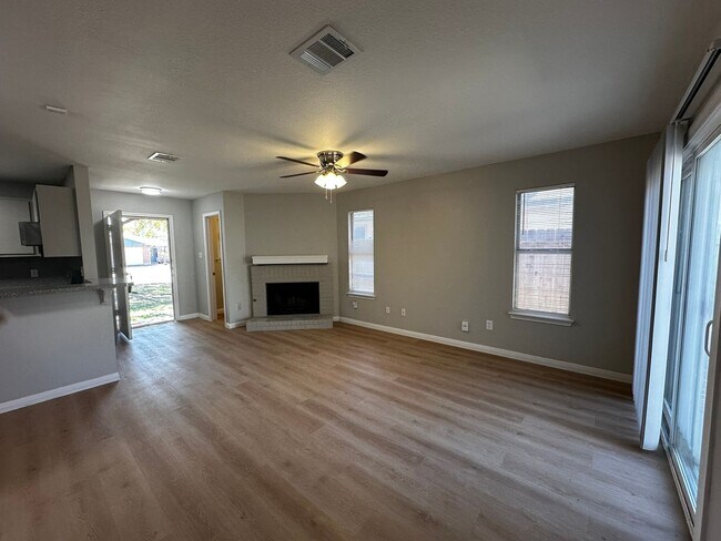 Building Photo - Ginder Properties2 (2906 Kestrel Dr)