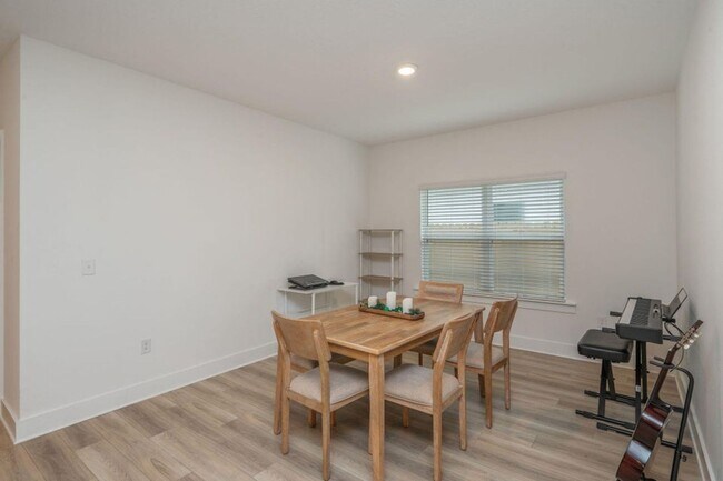 Building Photo - 3 Bedroom plus office/flex space in Crestv...