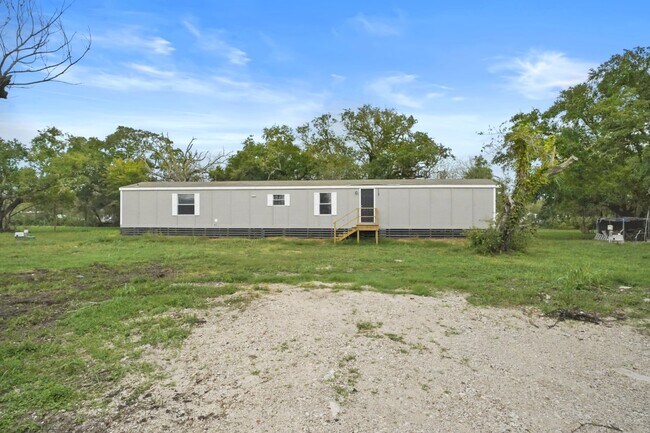 Building Photo - Charming 3-Bed, 2-Bath Retreat on Country Oaks Street, Brazoria!