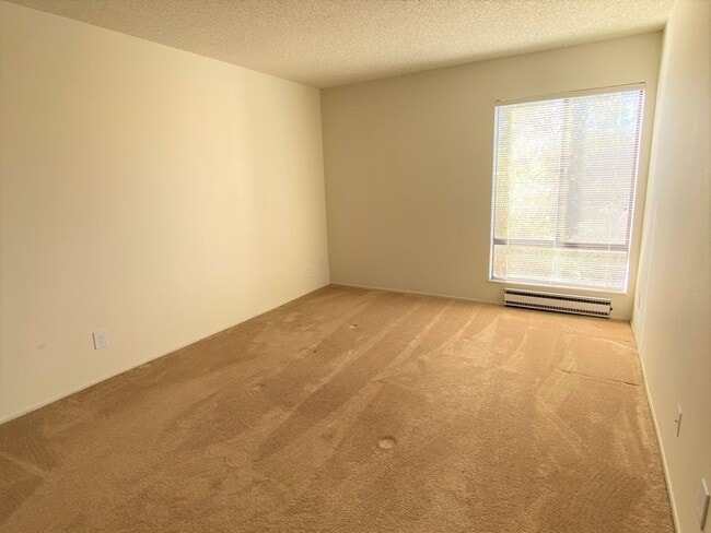 Building Photo - One Bedroom Condo Available in Watergate Community/Emeryville!