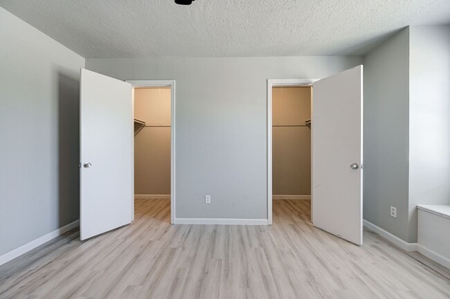 Building Photo - RECENTLY REMODELED!! 1 Bed 1 Bath 1 Mile West of OU Campus