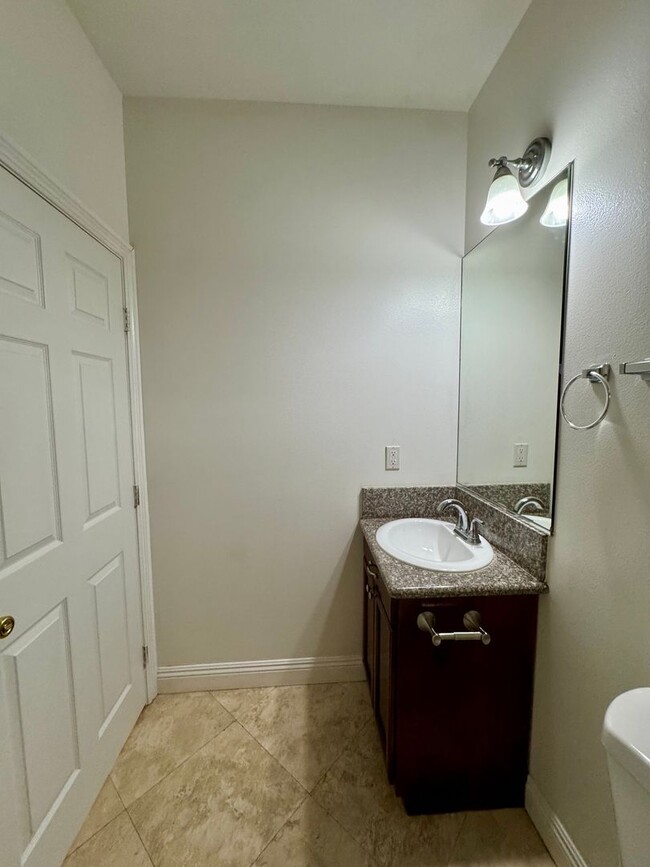 Building Photo - Beautifully Renovated 4 Bed 4 Bath House For Rent In Long Beach!