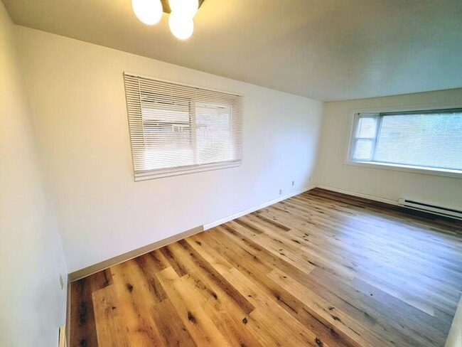 Building Photo - Lakewood House! 2 Bedroom 1 Bath Home near...