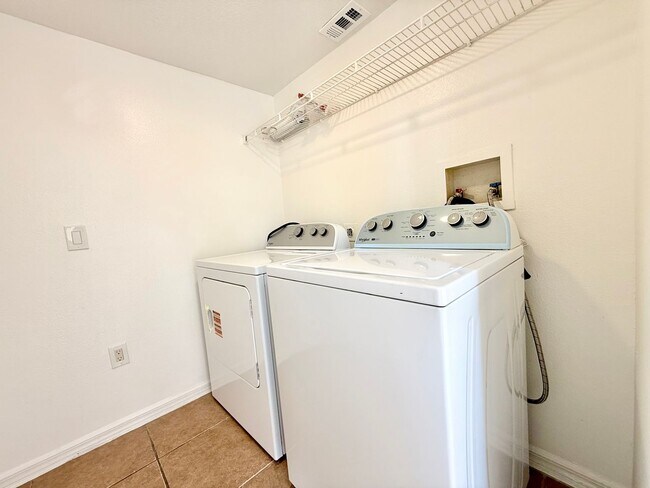 Building Photo - The perfect haven - 4Bedrooms / 2.5Bath family home at Orlando!