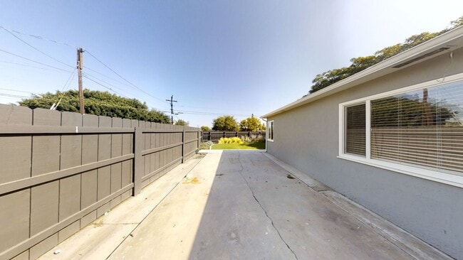 Building Photo - Renovated 3BD/1BA! Great Yard!