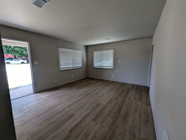 Building Photo - 110 Springtree Rd