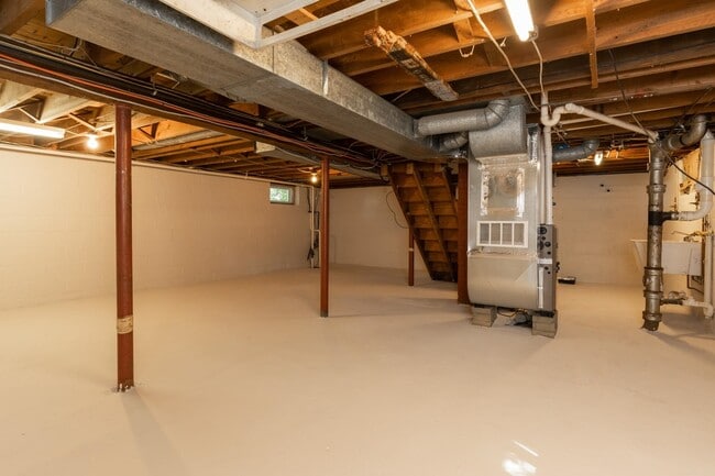 Building Photo - 400 Colonial Dr