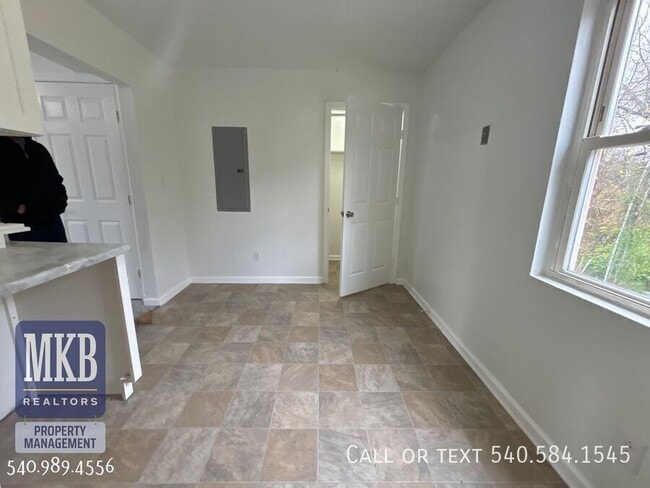 Building Photo - 1227 Ruddell Rd