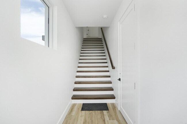 Building Photo - 5/3 Luxury Custom Home plus Boat dock, Pool and Stunning Views!!