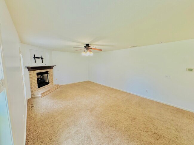 Building Photo - 2102 Oakwood Dr
