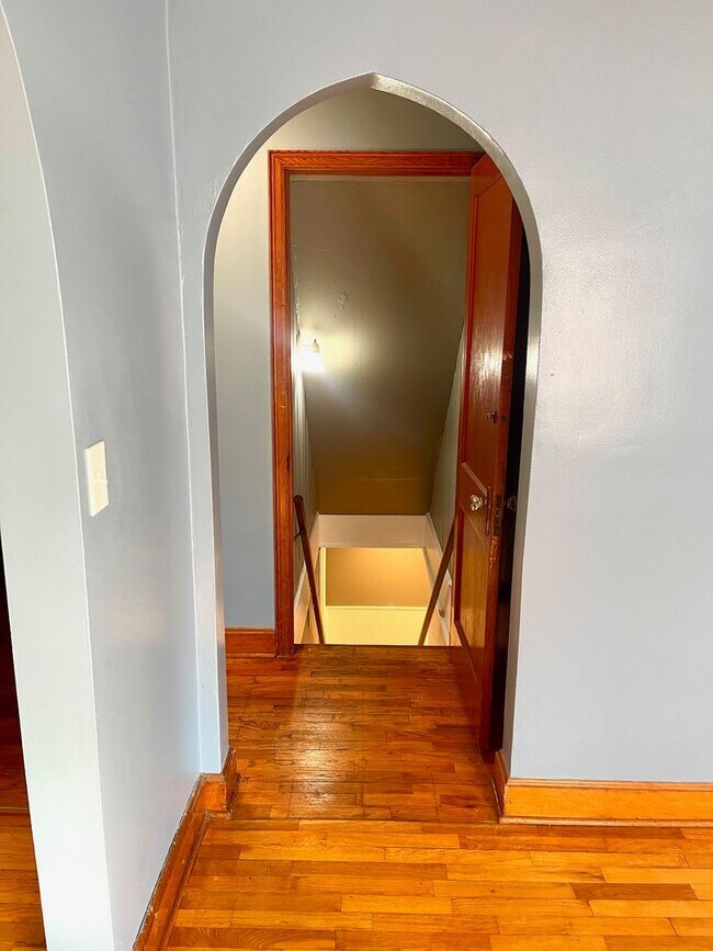 Building Photo - Very Unique 5 Bedroom Home on Large Lot