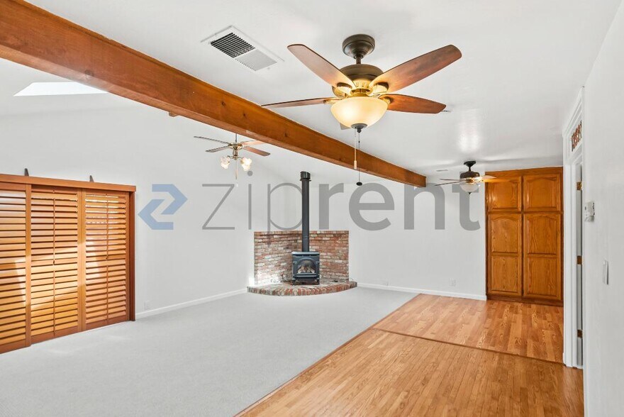 Building Photo - Unit