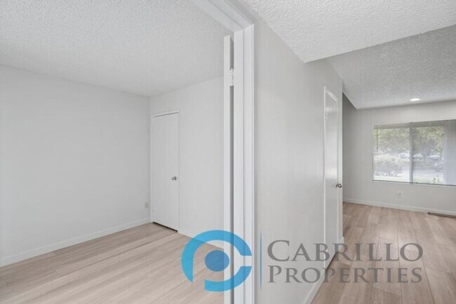 Building Photo - 5067 La Cuenta Dr