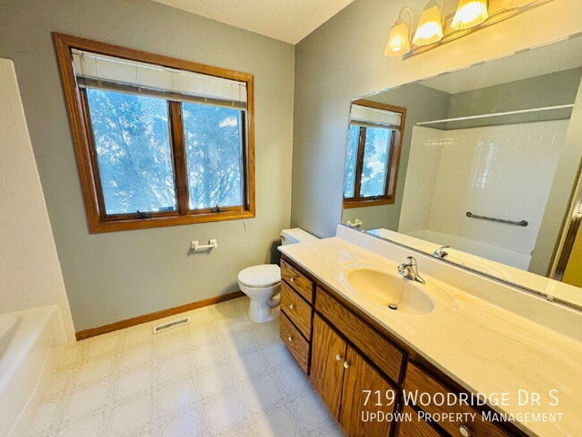 Building Photo - 719 Woodridge Dr S