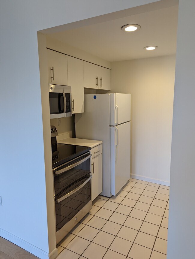 Building Photo - 10 Rogers St