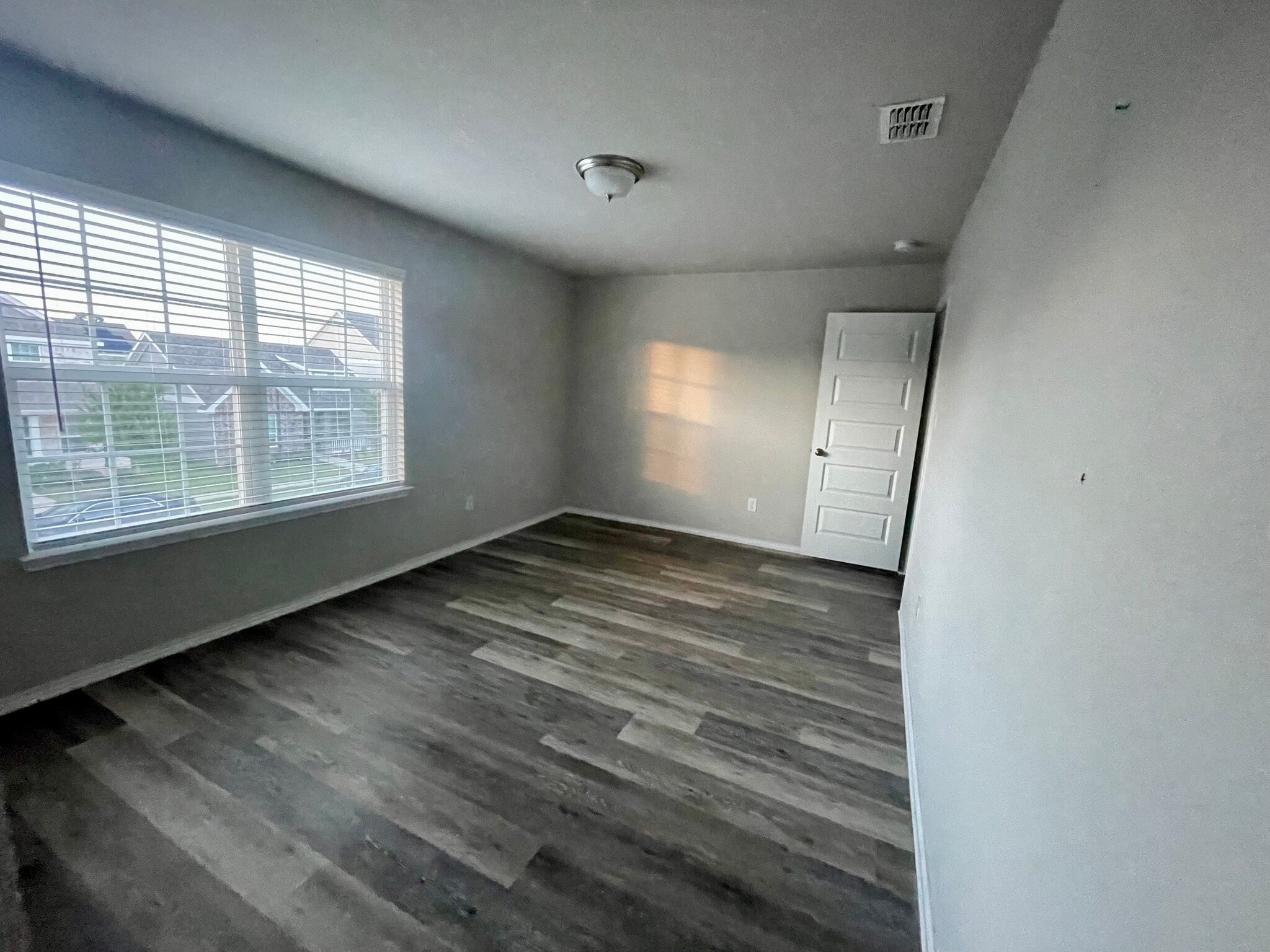 Building Photo - 10032 Adams Ln