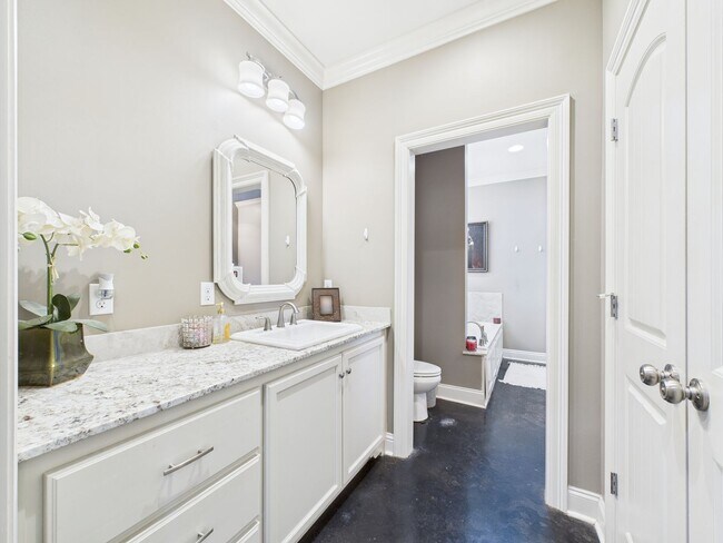 Building Photo - Nestled in the desirable Quail Hollow Subdivision