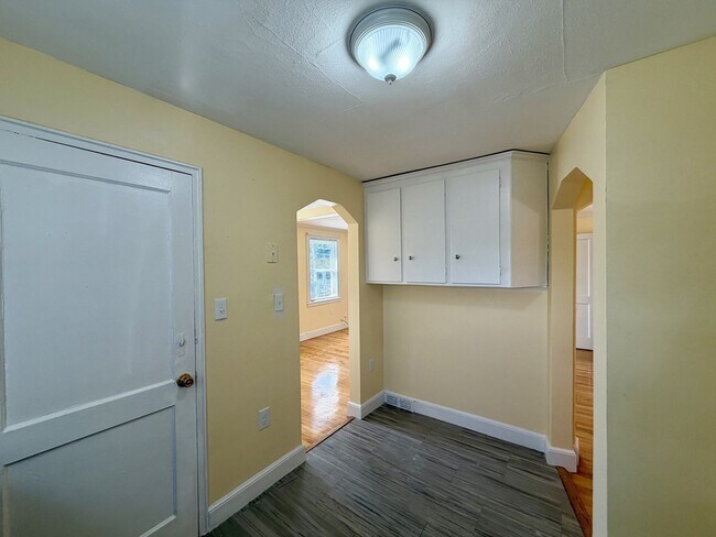 Building Photo - 19 Ridgeview Ave