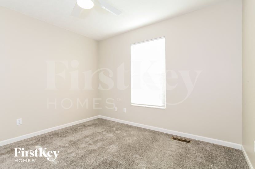Building Photo - 3277 Blue Springs Dr