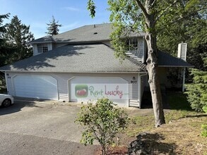 Building Photo - Cute Duplex with Attached Garage in Brown'...