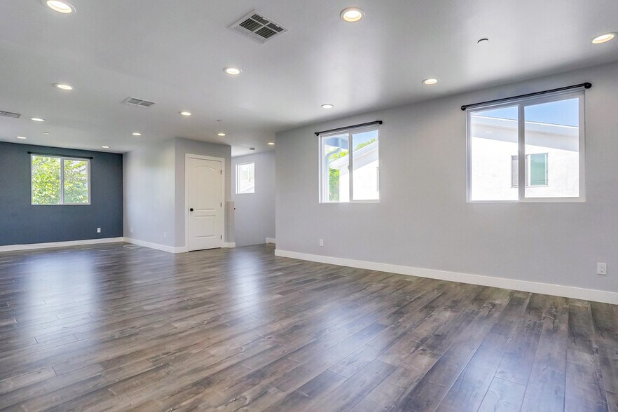 Building Photo - 5258 Oakland St