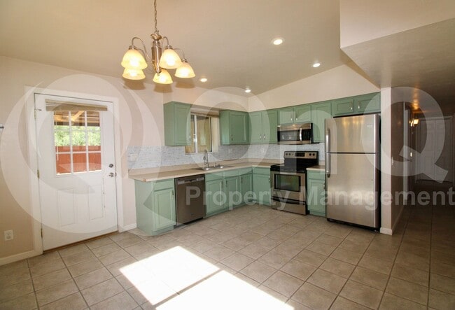 Building Photo - 4043 E Deseret Dr