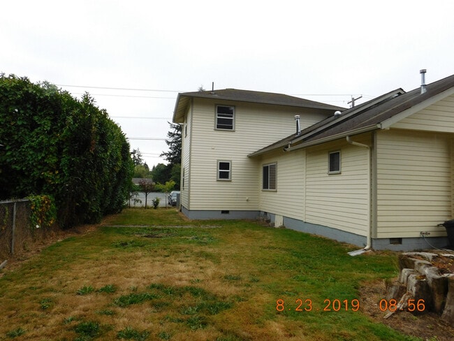 Building Photo - Large Single Family Home