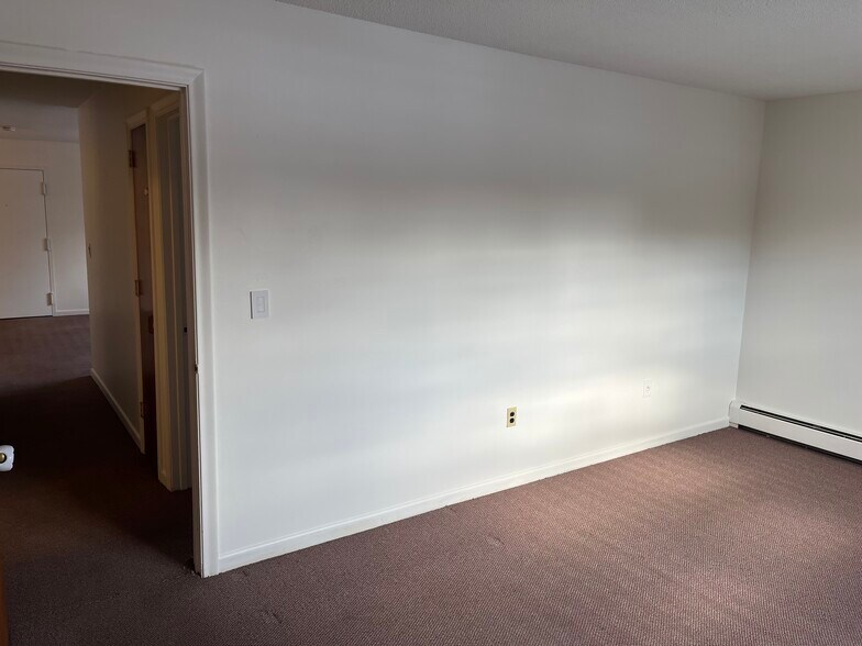 Building Photo - 2 Thompson Rd