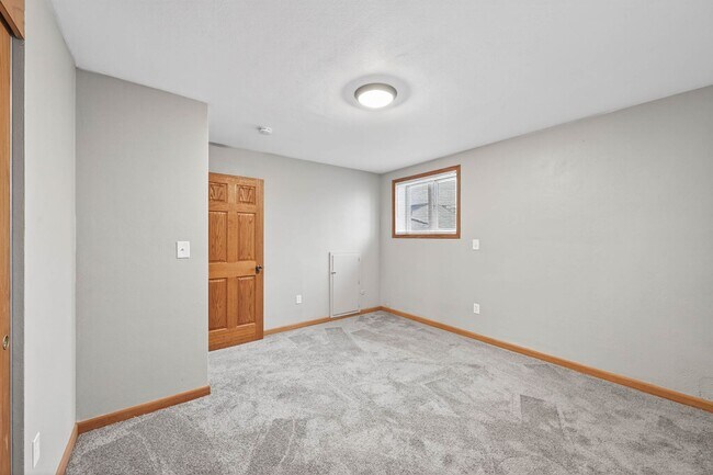 Building Photo - Updated Spacious 2BR/1 Bath Apartment Avai...