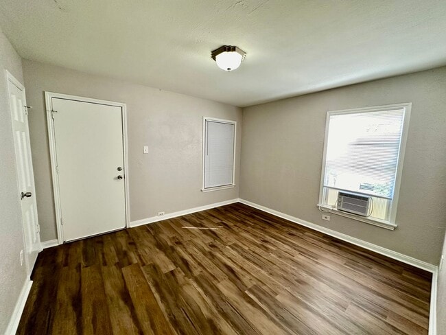 Building Photo - Spacious 3 bed/1 bath rental - Available Now!