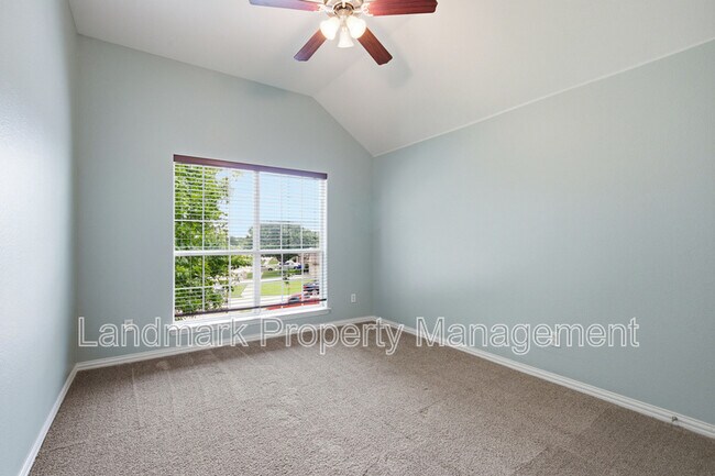 Building Photo - 2115 Lexington Dr