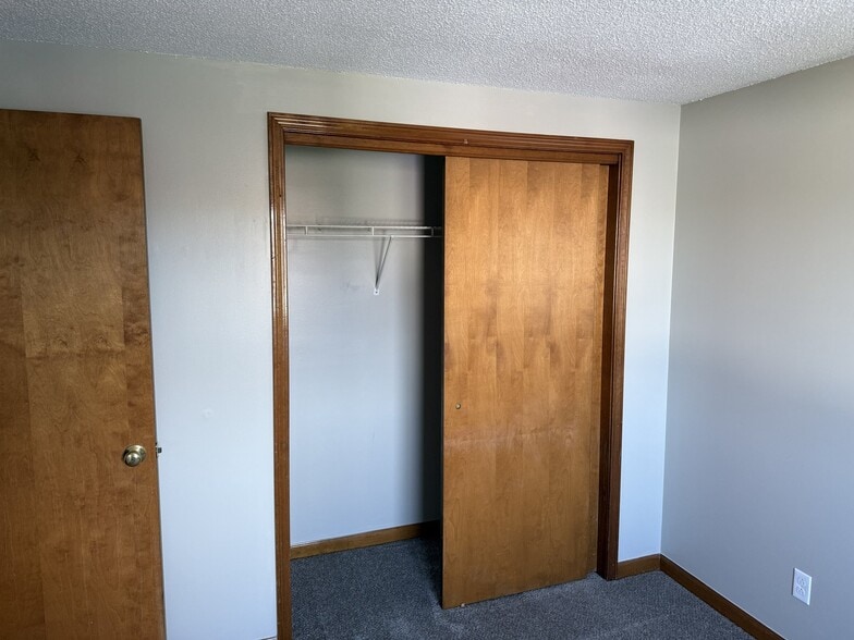 Building Photo - 2721 Alder Creek Dr S