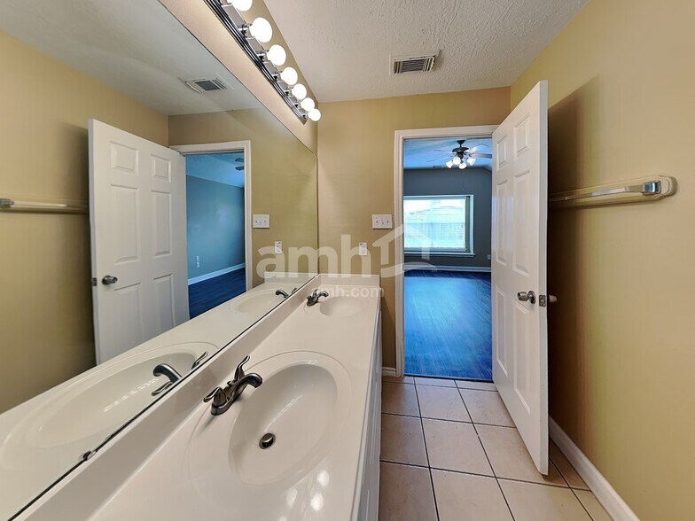 Building Photo - 26881 Armor Oaks Dr