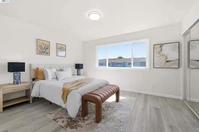 Building Photo - $3,150 / 2 BR - Updated Townhome in Prime Union City!