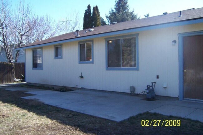 Building Photo - Single family 2 bedroom....