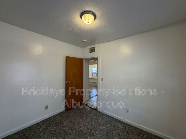 Building Photo - 313 Cornell Dr SE