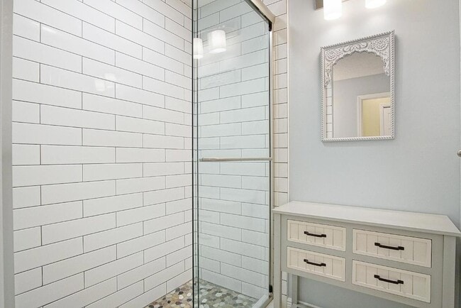 Building Photo - 1232 SW Knollwood Dr