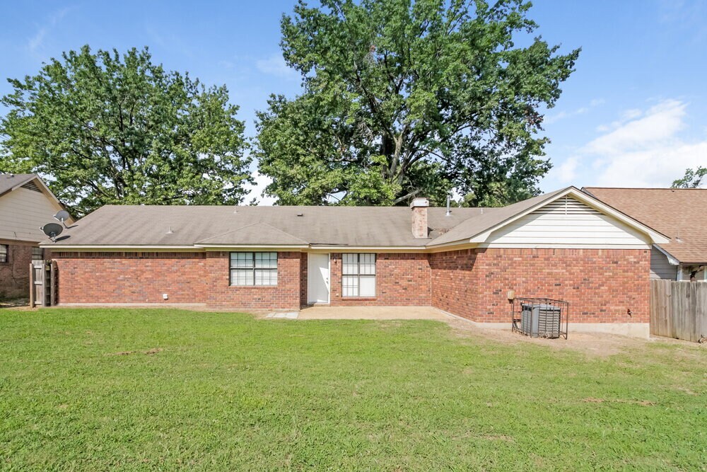 Building Photo - 4580 Blandford Dr
