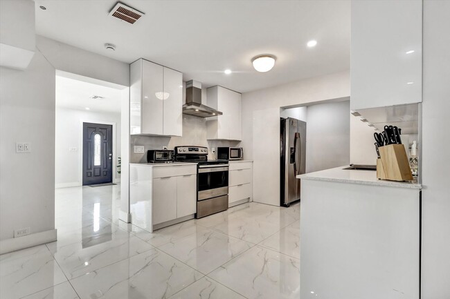 Building Photo - Single Family Home in Non HOA East Boca Raton