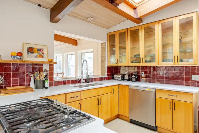 Building Photo - 2720 N Fillmore St