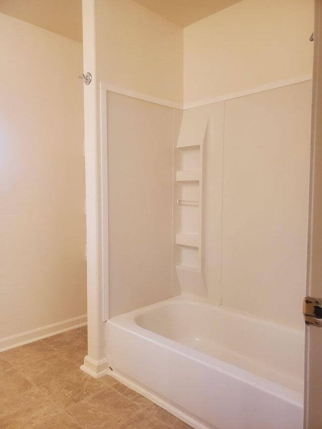 Building Photo - 2 bdrm, 1 bath house $1895 rent,